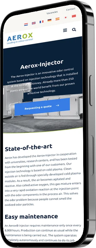 Een smartphone met een webpagina voor 'aerox-injector', die deze beschrijft als een innovatief geurbestrijdingssysteem. de pagina bevat tekst en een strakke, transparante afbeelding van het apparaat met onderaan de kop "state-of-the-art".