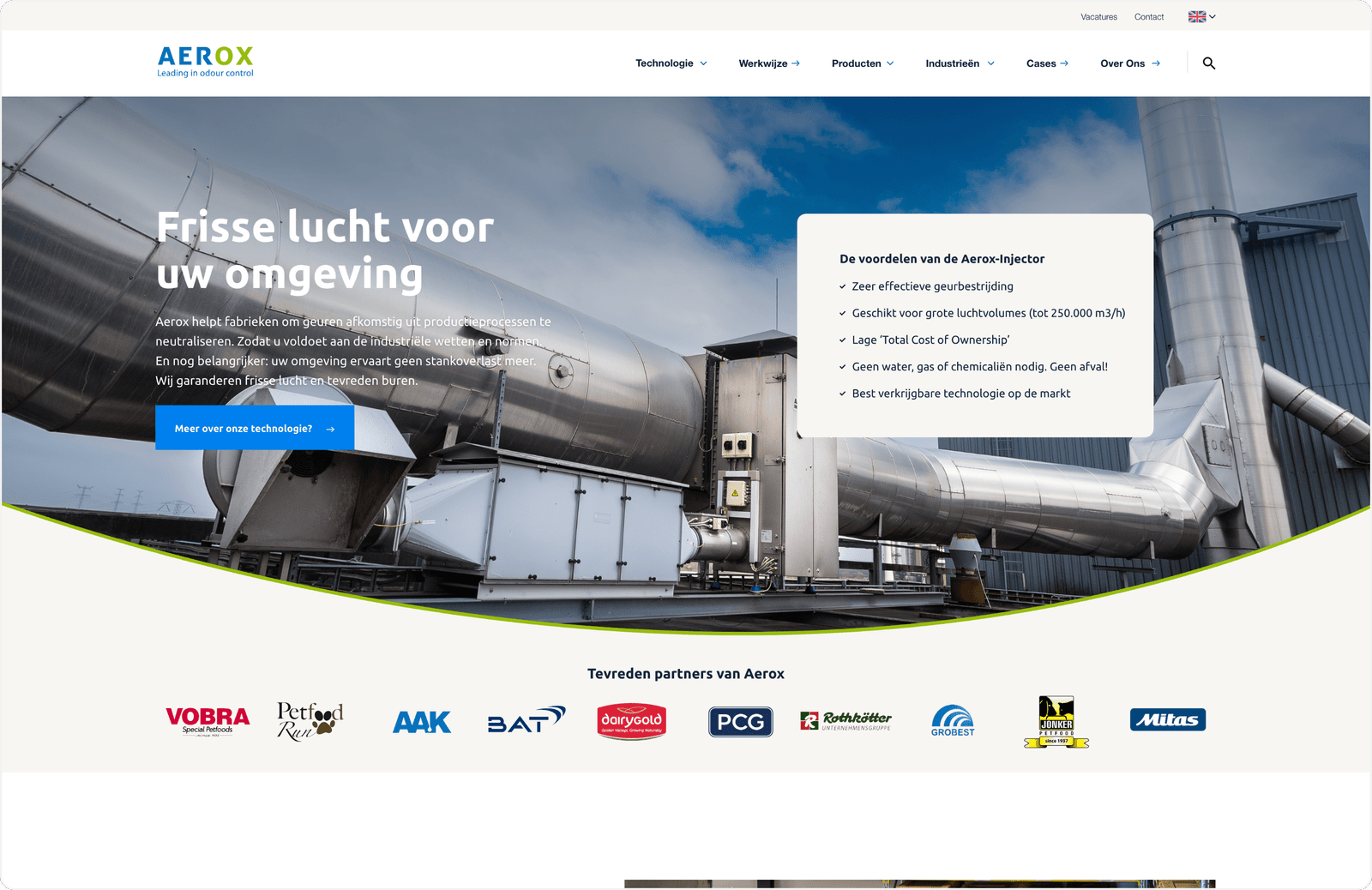 Een screenshot van de startpagina van de aerox-website met een strak, modern ontwerp met een grote achtergrondafbeelding van industriële luchtzuiveringssystemen. De site heeft een wit en blauw kleurenschema met menu's bovenaan en partnerlogo's onderaan.