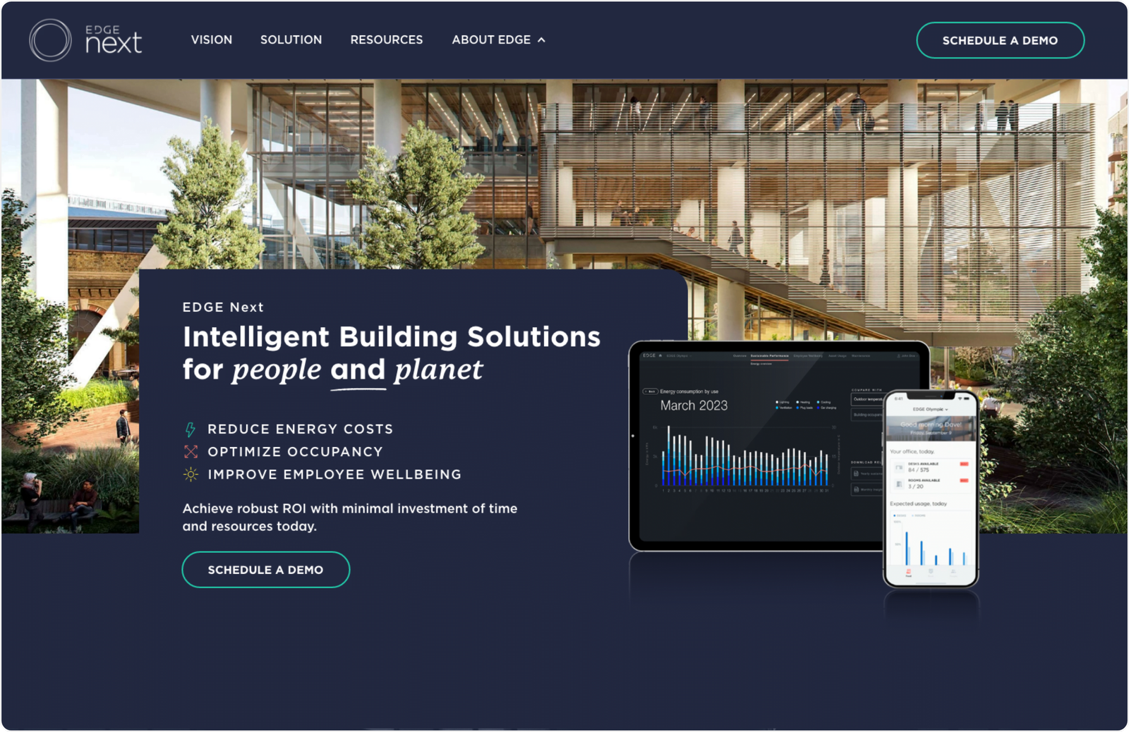 De afbeelding toont een webpagina voor edge next intelligente bouwoplossingen. het beschikt over een grote afbeelding van een modern gebouw met groene ruimtes. aan de rechterkant geven een tablet en smartphone grafieken weer. tekst benadrukt voordelen zoals besparingen op energiekosten en het welzijn van werknemers.