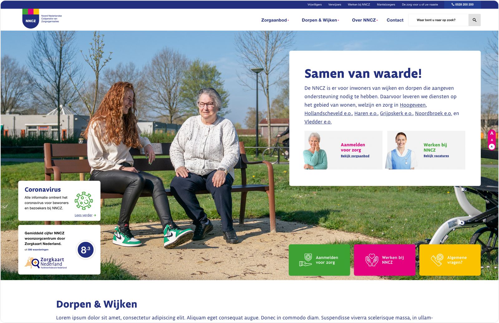 Twee vrouwen zitten en praten op een bankje in een zonnige parkomgeving, met bomen in blad en een helderblauwe lucht. ze zijn gekleed in casual lentekleding, lachend en in gesprek.