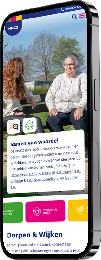 De afbeelding toont een smartphone met een webpagina met een foto van twee oudere vrouwen die op een bankje in een park zitten, glimlachend en in gesprek. de telefooninterface bevat een navigatiebalk en tekst in het nederlands over gemeenschapsdiensten.