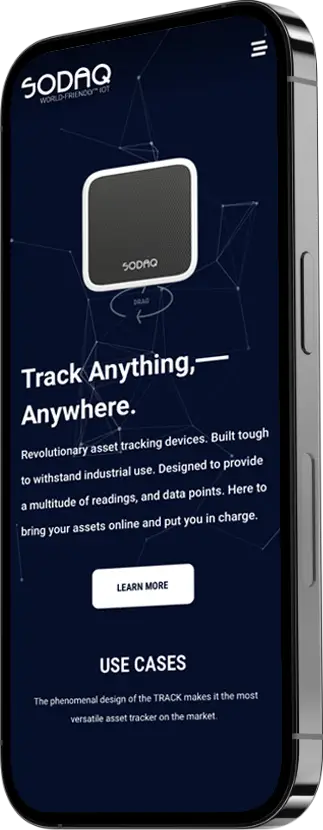 Een afbeelding van een moderne smartphone met een webpagina van sodaq, een bedrijf dat robuuste apparaten voor het volgen van activa aanbiedt. op het scherm staat "volg alles. waar dan ook." en bevat een knop 'meer informatie'.