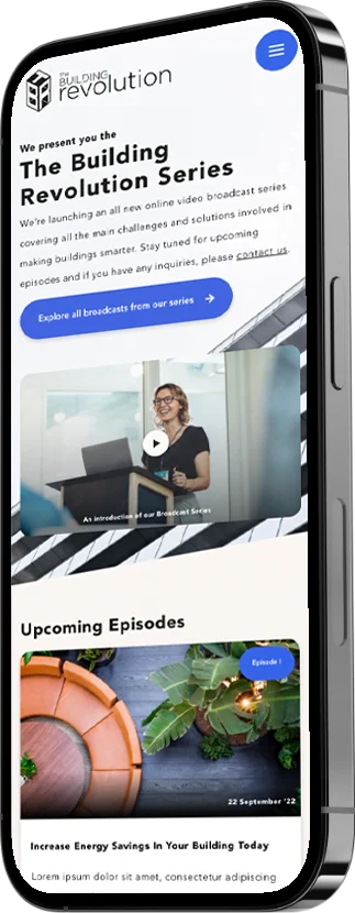 Een smartphone met een webpagina over een podcastserie genaamd 'building the revolution'. het scherm toont een vrouwelijke presentator in blazer, komende afleveringen met miniatuurafbeeldingen en een navigatiebalk om alle uitzendingen te verkennen.