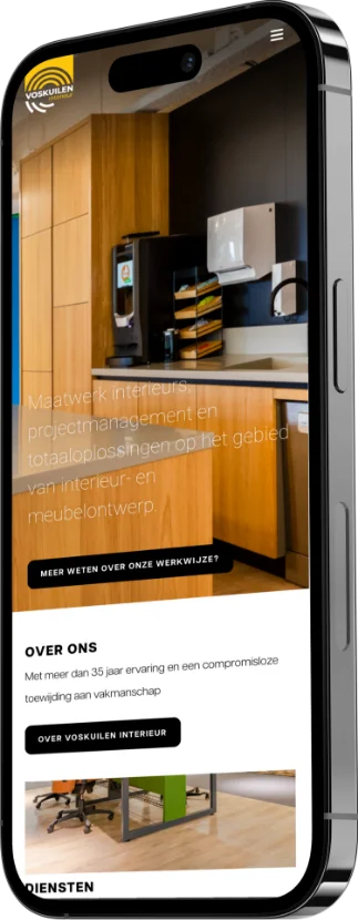 Een smartphone met een webpagina van een interieurontwerpbedrijf. het scherm toont een netjes georganiseerde kantoorruimte met houten kasten en planken. De tekst op de pagina is in het Nederlands en biedt details over de diensten en ervaring van het bedrijf.